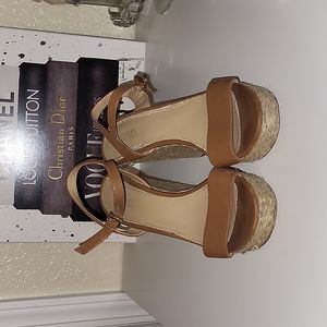 EUC Michael Kors Jill small logo Wedge and leather in Acorn, size 7.5